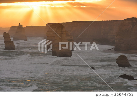 夕日に照らされるオーストラリア・グレートオーシャンロードの十二使徒 夕日に照らされるオーストラリア・グレートオーシャンロードの十二使徒 25044755