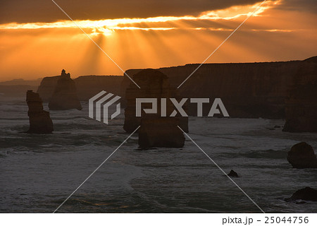 夕日に照らされるオーストラリア・グレートオーシャンロードの十二使徒 25044756