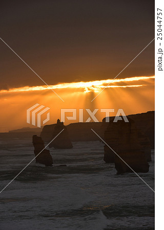 夕日に照らされるオーストラリア・グレートオーシャンロードの十二使徒 25044757