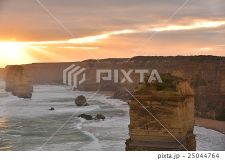 夕日に照らされるオーストラリア・グレートオーシャンロードの十二使徒 夕日に照らされるオーストラリア・グレートオーシャンロードの十二使徒 25044764