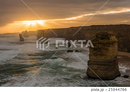 夕日に照らされるオーストラリア・グレートオーシャンロードの十二使徒 25044766