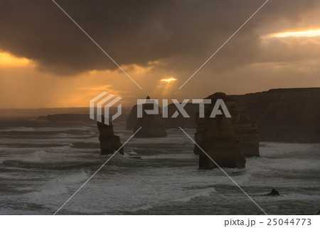夕日に照らされるオーストラリア・グレートオーシャンロードの十二使徒 25044773