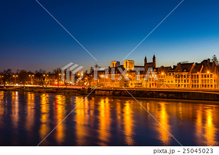 オランダ・マーストリヒトの街並み 夜景 オランダ・マーストリヒトの街並み 夜景 25045023