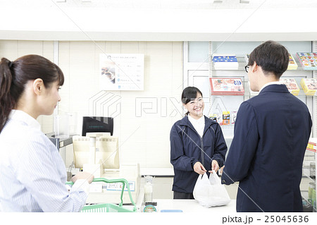 コンビニエンスストア　レジ打ちする女性店員　接客　買い物 25045636