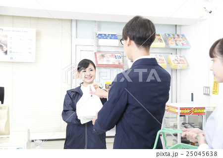 コンビニエンスストア　レジ打ちする女性店員　接客　買い物 25045638