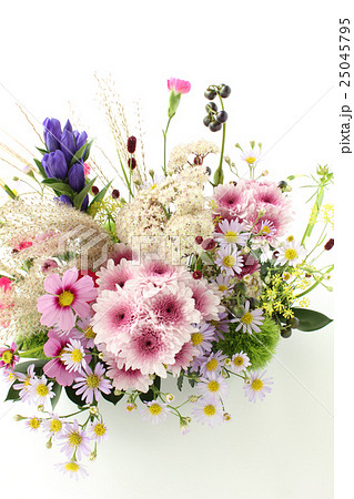 スプレーマムと秋の花のアレンジ（縦　部分　斜め） 25045795