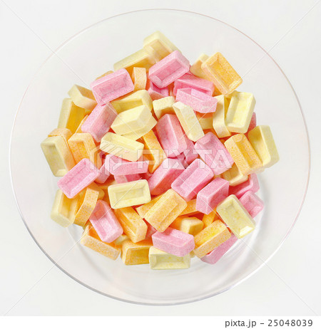 Fruit flavored candies 25048039