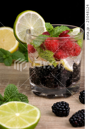 Lemonade with berries 25048124