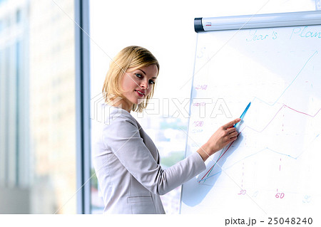 Smiling business woman presenting. Presentation  25048240