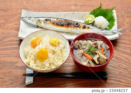 注意）湯気はレタッチ合成です。秋の味覚「サンマ塩焼き、栗ごはん、けんちん汁（きのこ汁）」。 25048257