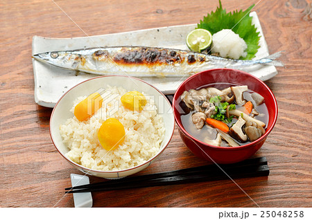 注意）湯気はレタッチ合成です。秋の味覚「サンマ塩焼き、栗ごはん、けんちん汁（きのこ汁）」。 25048258