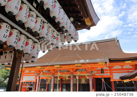 京都 八坂神社の舞殿と本殿 25048736