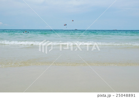 サメット島でのパラセーリング（Parasailing at Samet Island） 25048891