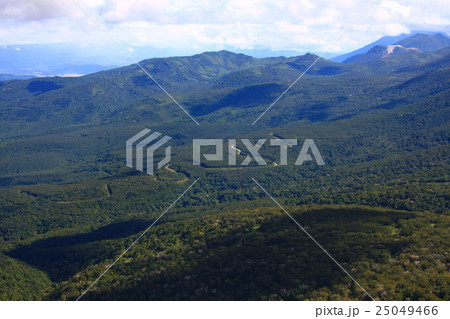 初秋の岩内岳から見るニセコ連峰の山並みと道道66号線の連続コーナー 25049466