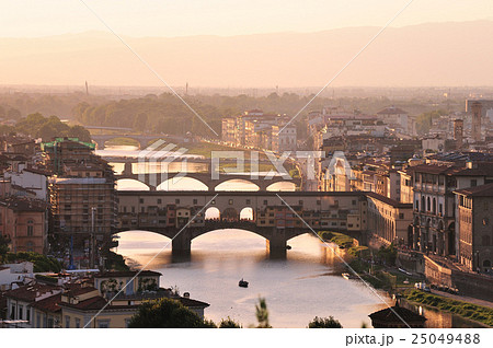 フィレンツェ ヴェッキオ橋とアルノ川夕景の写真素材