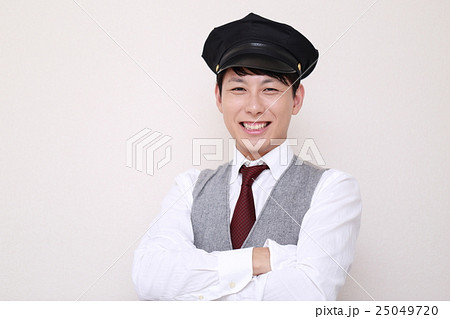 ドライバー 運転手 (タクシー TAXI 男性 バス ハイヤー 30代 会社員 営業車 制帽) 25049720