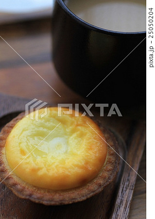 しっとりサクサクのベイクドチーズタルトとカフェオレ 25050204