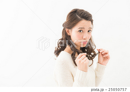 20代女性（白ニット　秋冬） 25050757