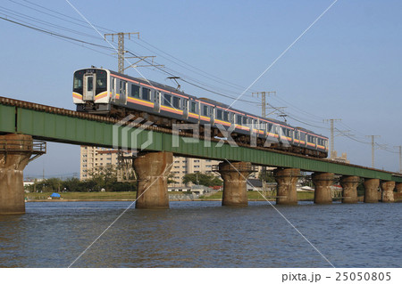 信濃川橋梁を渡る越後線E129系 25050805