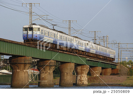 信濃川橋梁を渡る越後線115系6両 25050809