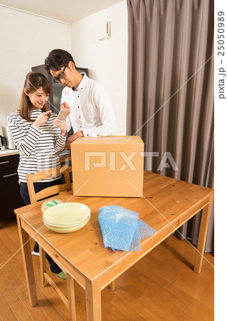 引っ越し準備をする夫婦 25050989