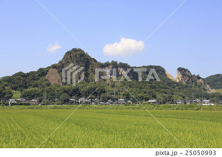 震災後の姿を保つ岩船山 25050993