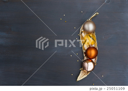 Chhristmas red, golden and white decoration Chhristmas red, golden and white decoration 25051109