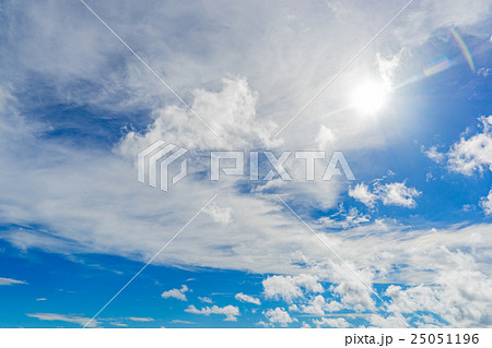 沖縄県 晴れた日の空の写真素材