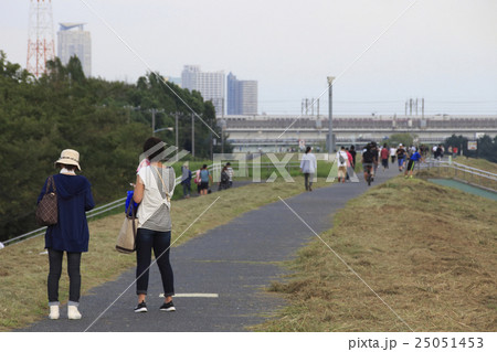 ポケモンgoを楽しむ人々 戸田公園 の写真素材