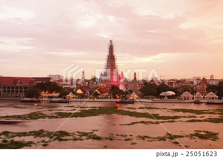 タイ王国バンコク都ワット・アルンの夕景(別名:暁の寺) タイ王国バンコク都ワット・アルンの夕景(別名:暁の寺) 25051623