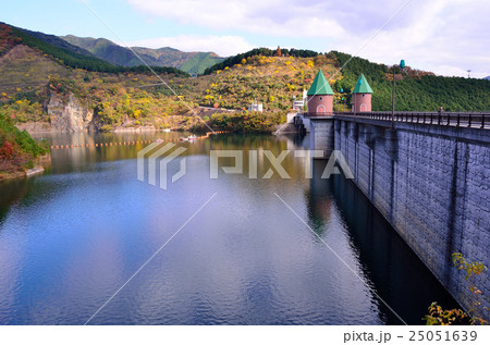 篠栗町鳴淵ダムの紅葉 25051639