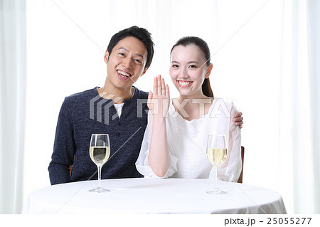 婚約したカップル 婚約したカップル 25055277