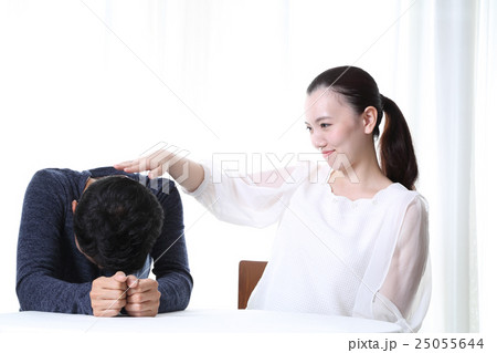 落ち込む彼を慰める彼女 25055644