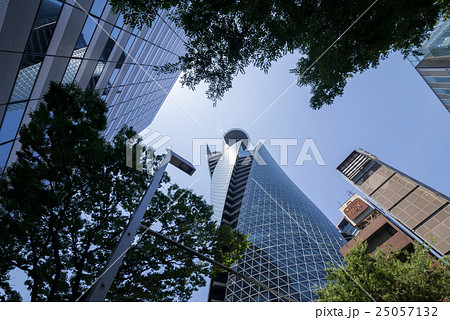 広小路通りから名古屋モード学園スパイラルタワーズを見上げる 仰ぎ見る 広小路通りから名古屋モード学園スパイラルタワーズを見上げる 仰ぎ見る 25057132