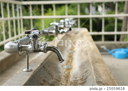 学校の水飲み場の写真素材