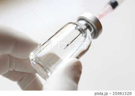 医療イメージ 注射を打つ 医療イメージ 注射を打つ 25061520