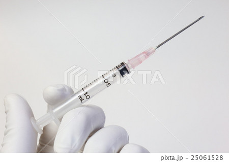 医療イメージ　注射を打つ 25061528