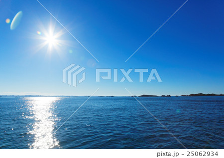 遊覧船よりブルターニュ地方の海と太陽の日射しを望む 遊覧船よりブルターニュ地方の海と太陽の日射しを望む 25062934