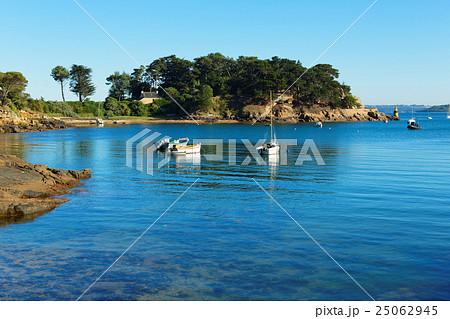 ブレア島の湾に係留中のボートとヨット 25062945