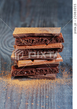 Bars of various chocolate 25063055