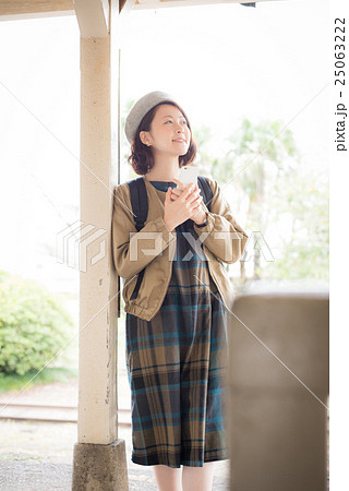 お出かけ　女性　ポートレート 25063222