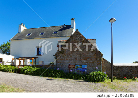 ブレア島の石造りの民家と青空 25063289