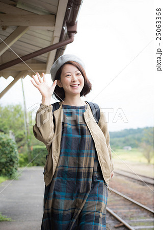 お出かけ　女性　ポートレート 25063368