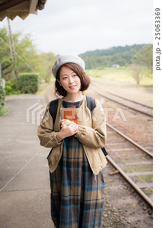お出かけ　女性　ポートレート 25063369