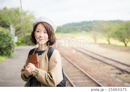 お出かけ　女性　ポートレート 25063375