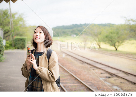 お出かけ　女性　ポートレート 25063378