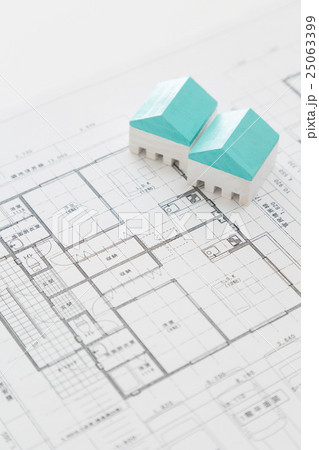 住宅図面と家　白バック 25063399