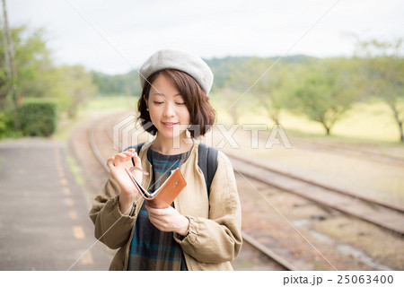 お出かけ　女性　ポートレート 25063400