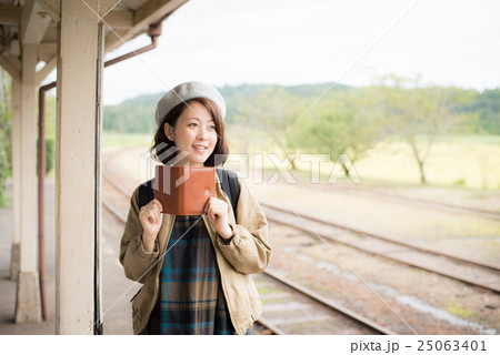 お出かけ　女性　ポートレート 25063401