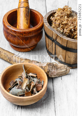 Healing the root of elecampane 25065221